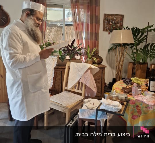 אדם בלבוש מסורתי ליד שולחן עם חפצים שונים